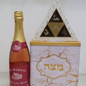 קופסת מצות עם יין ופרלינים