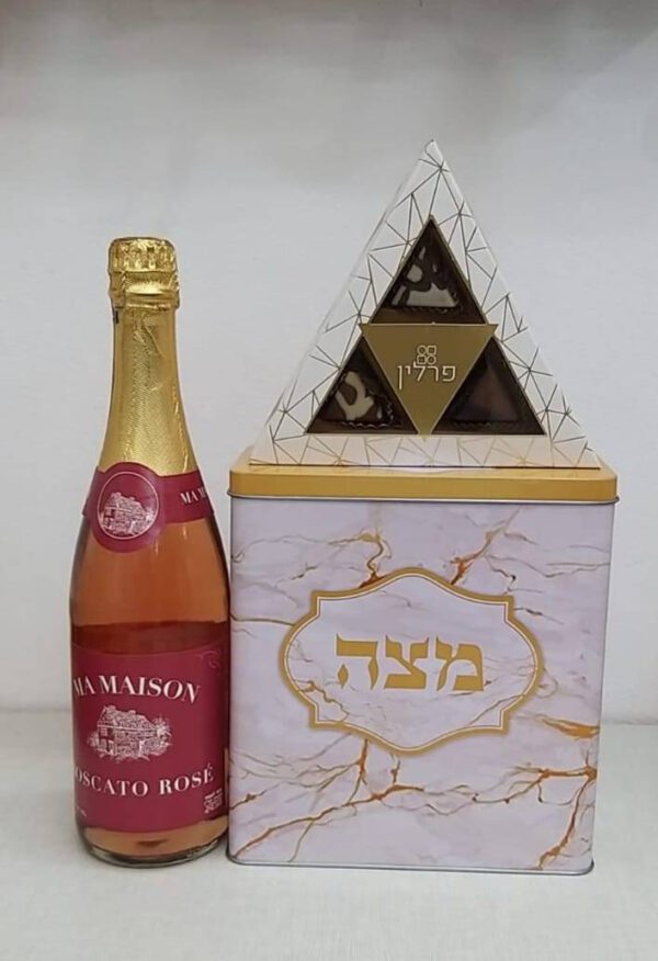 קופסת מצות עם יין ופרלינים
